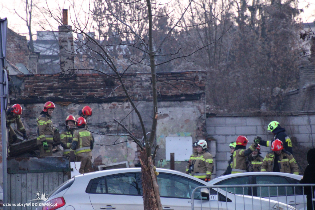 Ratownicy przeszukują gruzowisko przy Chmielnej