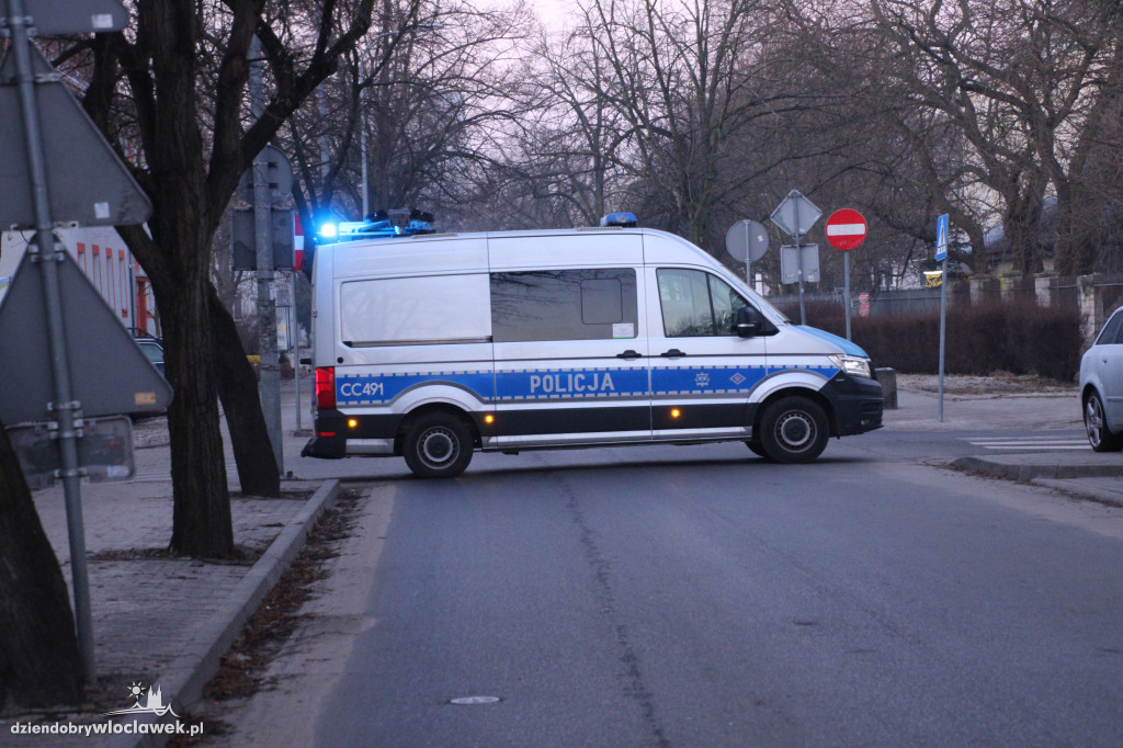 Ratownicy przeszukują gruzowisko przy Chmielnej