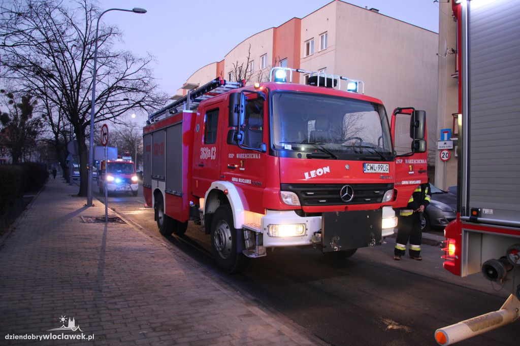 Ratownicy przeszukują gruzowisko przy Chmielnej