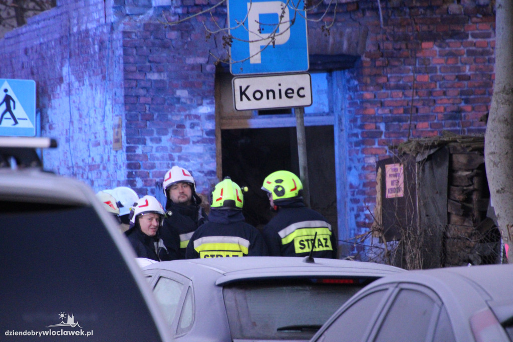 Ratownicy przeszukują gruzowisko przy Chmielnej