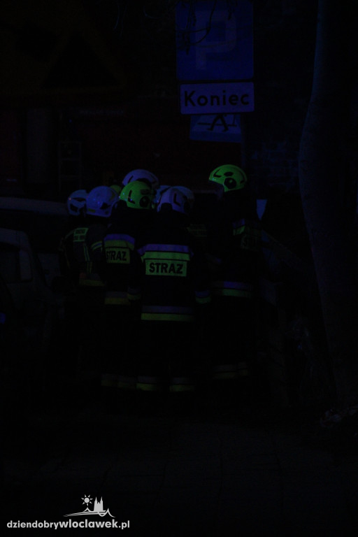 Ratownicy przeszukują gruzowisko przy Chmielnej