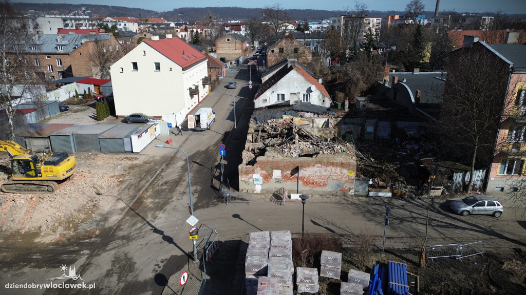 Ratownicy przeszukują gruzowisko przy Chmielnej