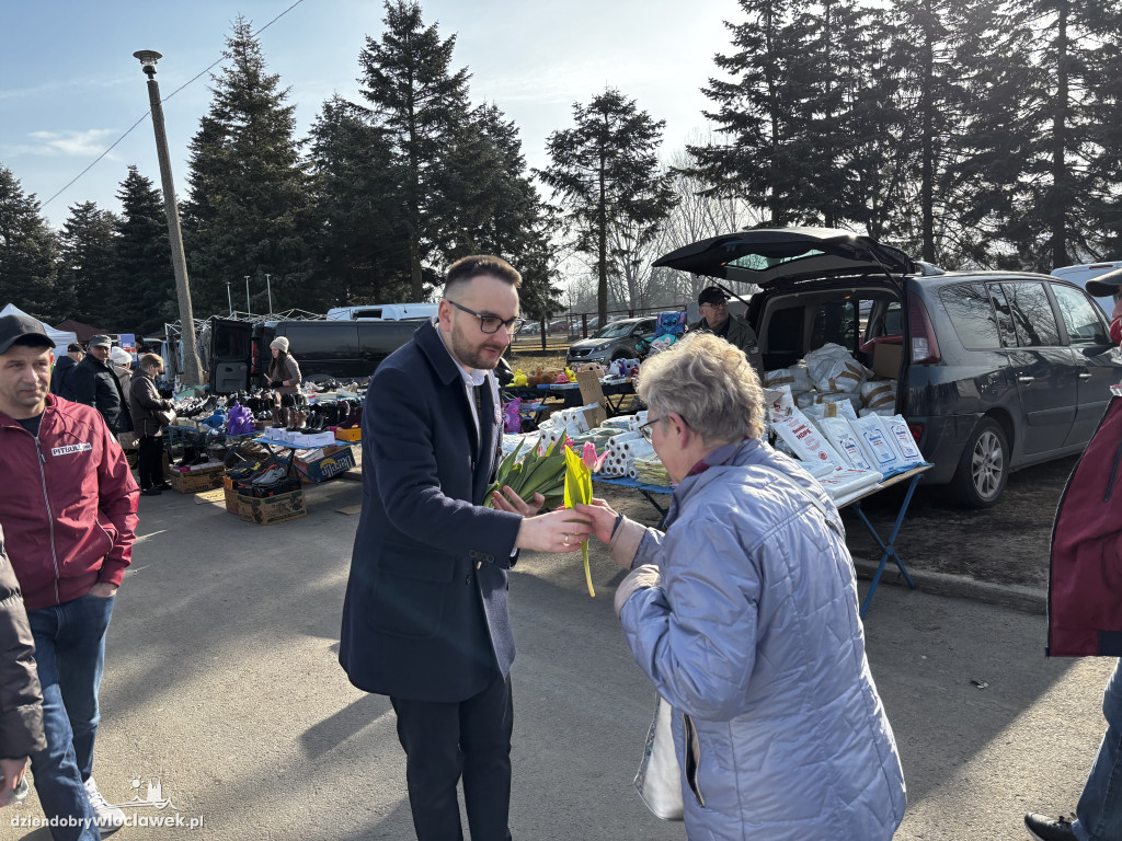 Dzień Kobiet na włocławskim Pchlim Targu