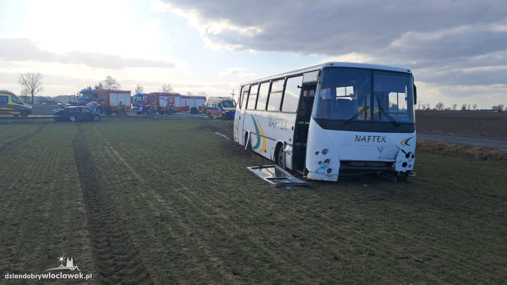 Zderzenie autobusu szkolnego i osóbówki