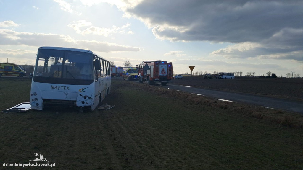 Zderzenie autobusu szkolnego i osóbówki