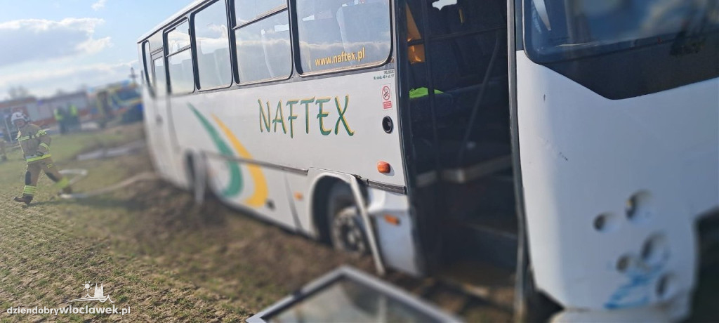Zderzenie autobusu szkolnego i osóbówki