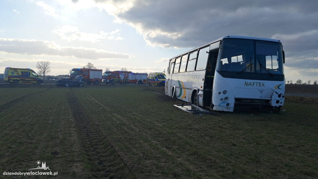 Zderzenie autobusu szkolnego i osóbówki