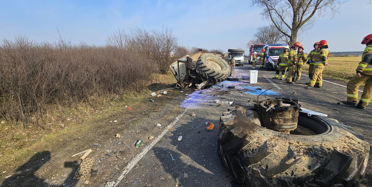 Zderzenie busa z ciągnikiem rolniczym