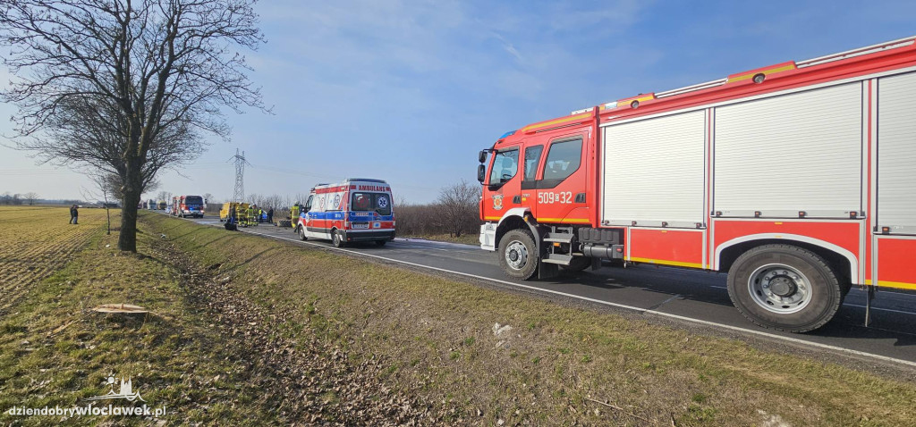Zderzenie busa z ciągnikiem rolniczym