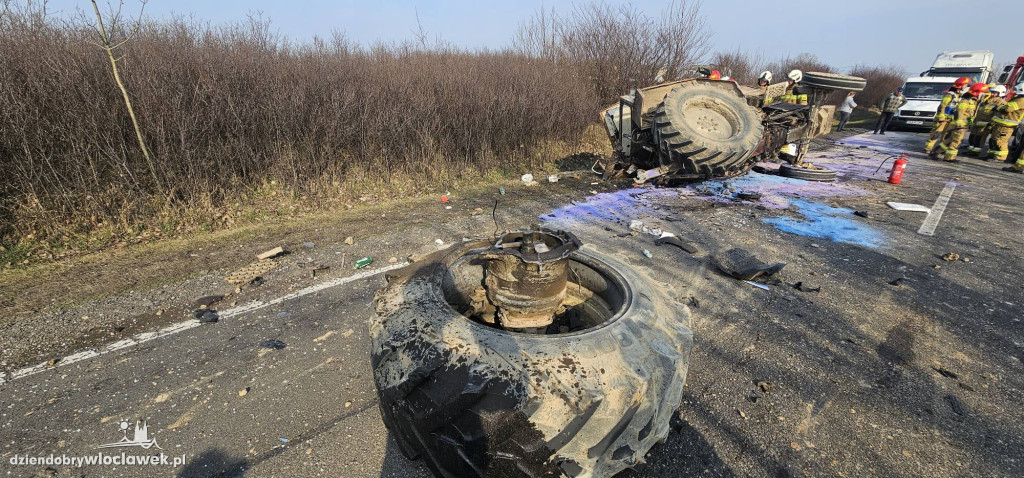 Zderzenie busa z ciągnikiem rolniczym