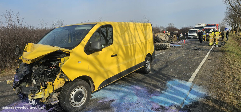 Zderzenie busa z ciągnikiem rolniczym