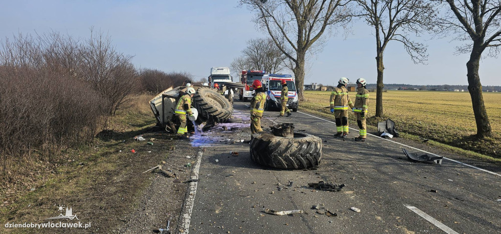 Zderzenie busa z ciągnikiem rolniczym
