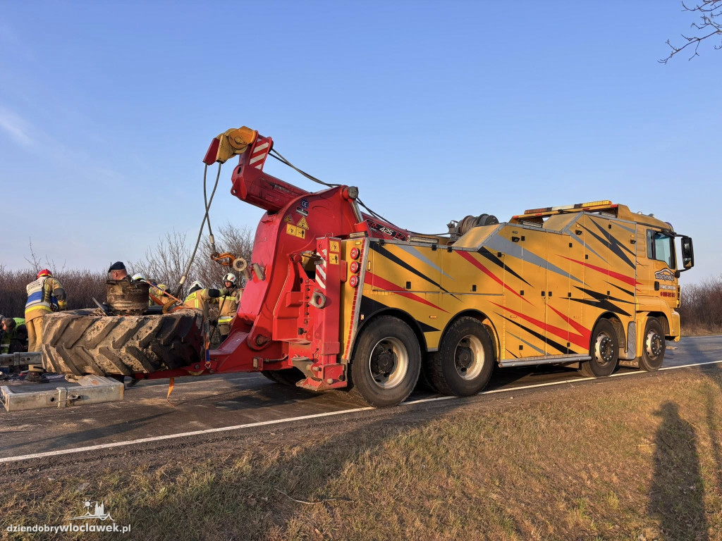 Zderzenie busa z ciągnikiem rolniczym