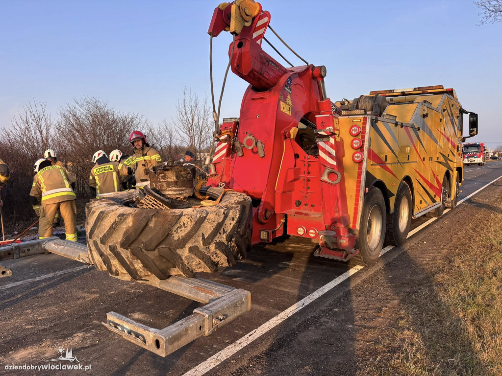 Zderzenie busa z ciągnikiem rolniczym
