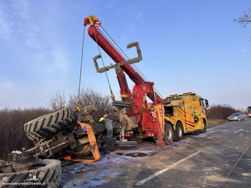 Zderzenie busa z ciągnikiem rolniczym