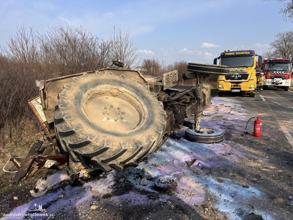 Zderzenie busa z ciągnikiem rolniczym
