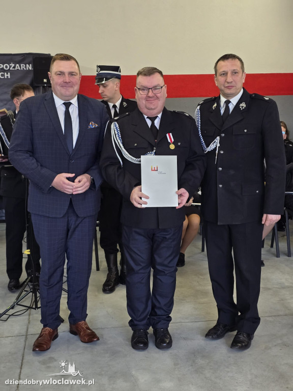 Nowy garaż w OSP Śmiłowice. Uroczyste otwarcie i odznaczenia