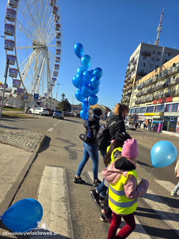 Marsz z okazji Światowego Dnia Świadomości Autyzmu przeszedł ulicami Włocławka