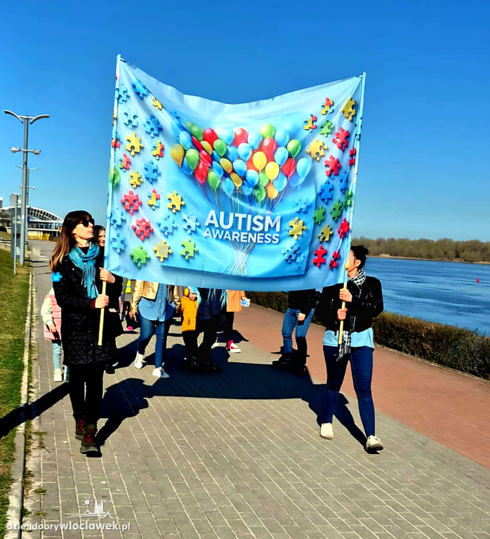 Marsz z okazji Światowego Dnia Świadomości Autyzmu przeszedł ulicami Włocławka