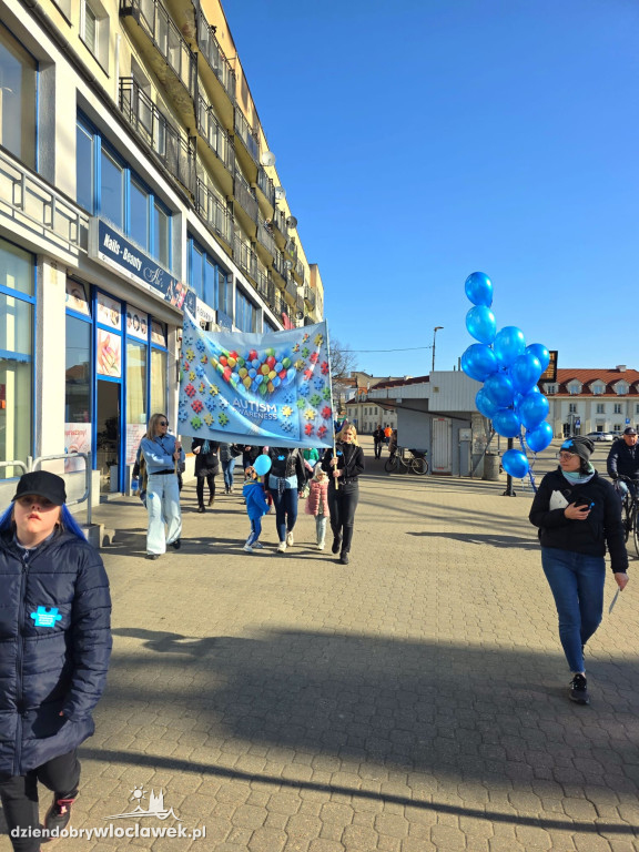 Marsz z okazji Światowego Dnia Świadomości Autyzmu przeszedł ulicami Włocławka