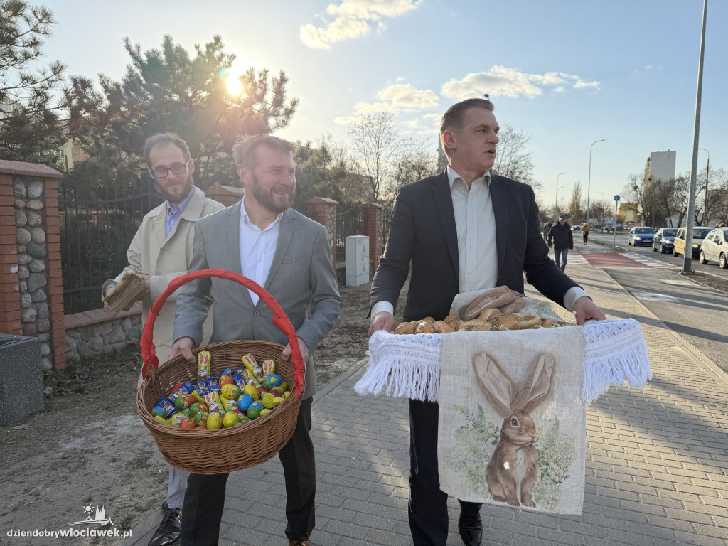 Zajączki i świąteczne życzenia na ulicach Włocławka