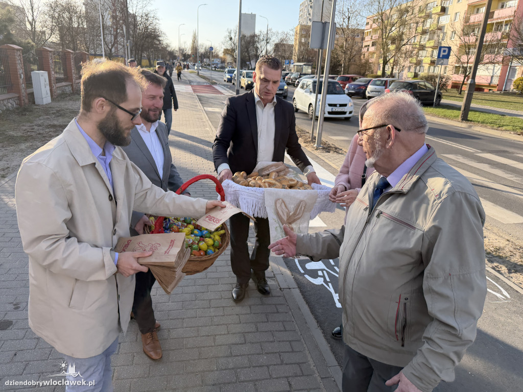 Zajączki i świąteczne życzenia na ulicach Włocławka