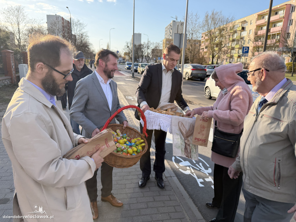 Zajączki i świąteczne życzenia na ulicach Włocławka