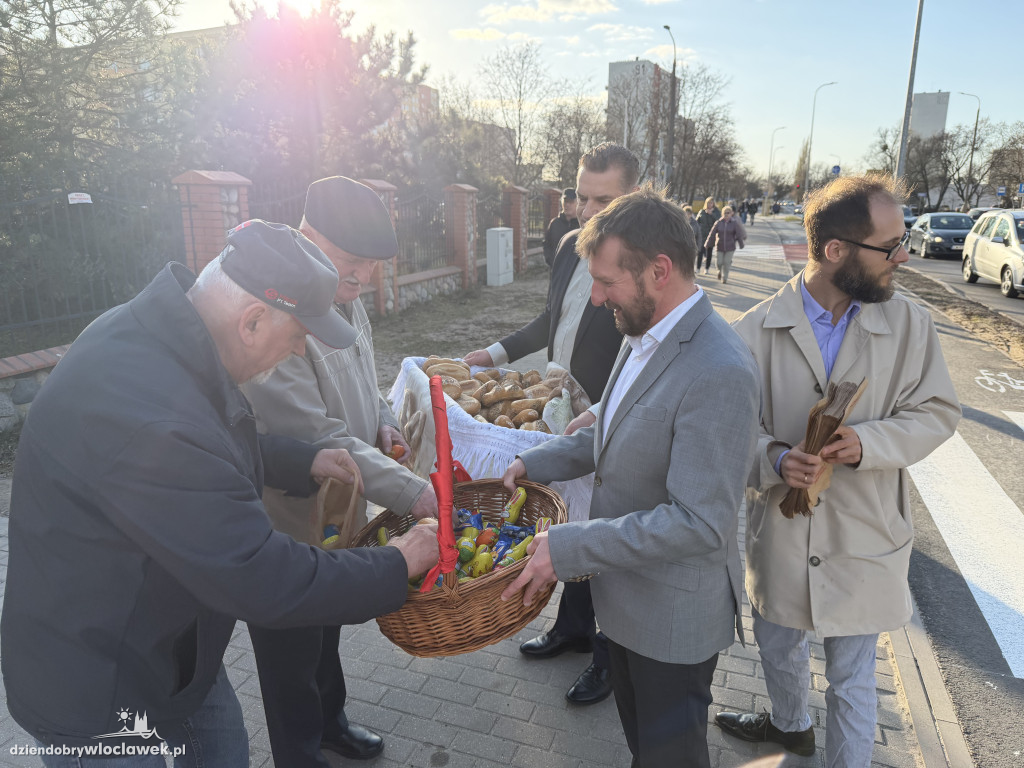 Zajączki i świąteczne życzenia na ulicach Włocławka