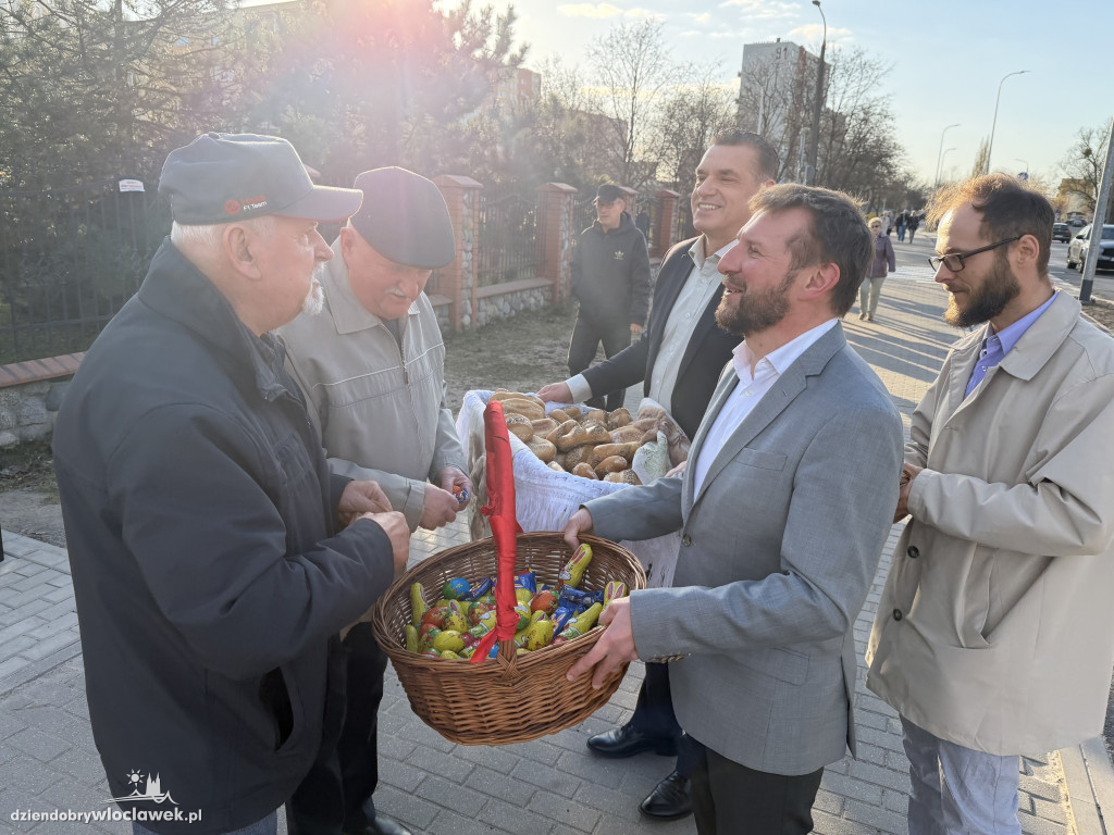 Zajączki i świąteczne życzenia na ulicach Włocławka