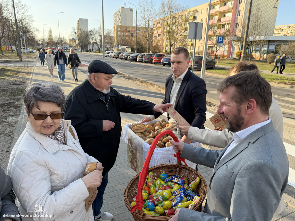 Zajączki i świąteczne życzenia na ulicach Włocławka