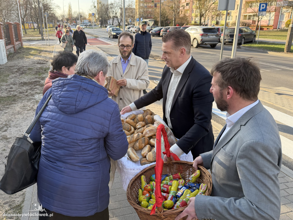 Zajączki i świąteczne życzenia na ulicach Włocławka