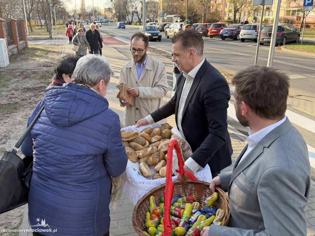 Zajączki i świąteczne życzenia na ulicach Włocławka