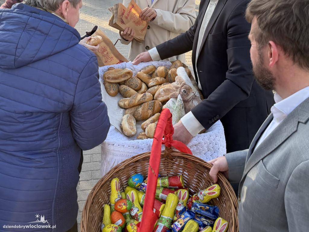Zajączki i świąteczne życzenia na ulicach Włocławka