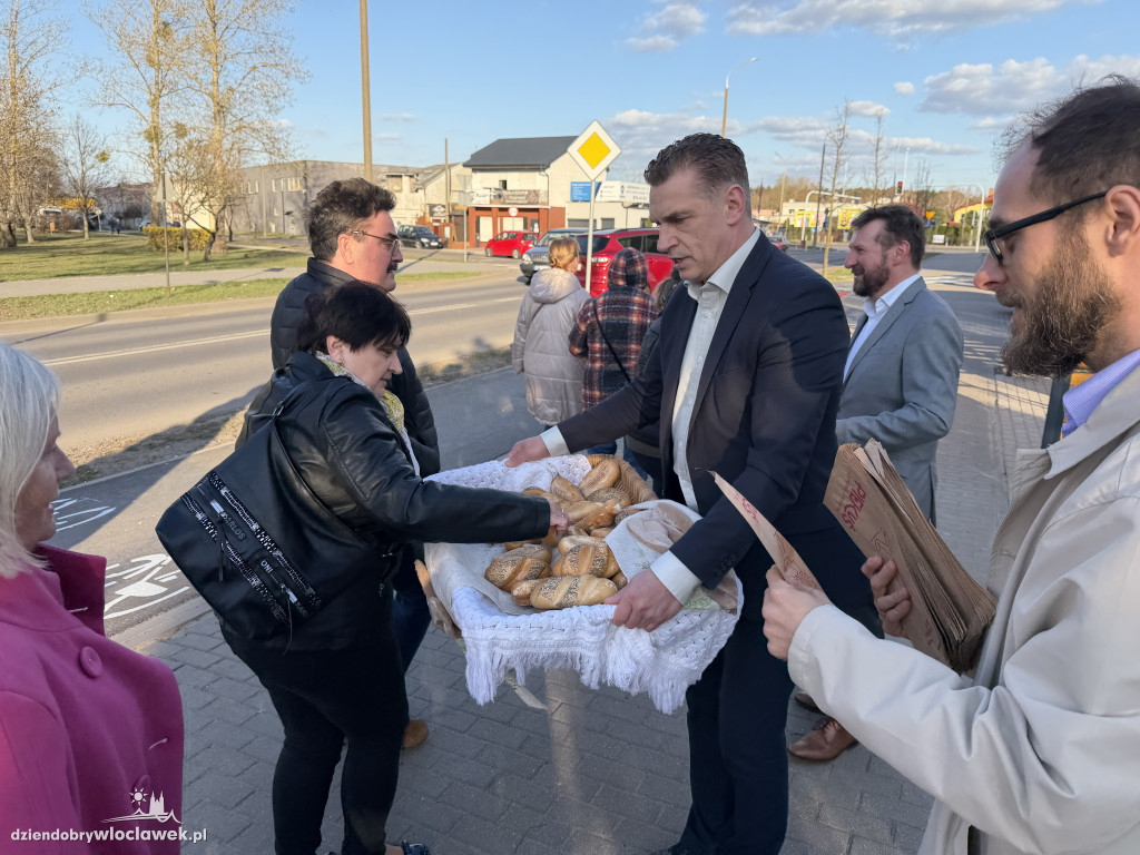 Zajączki i świąteczne życzenia na ulicach Włocławka