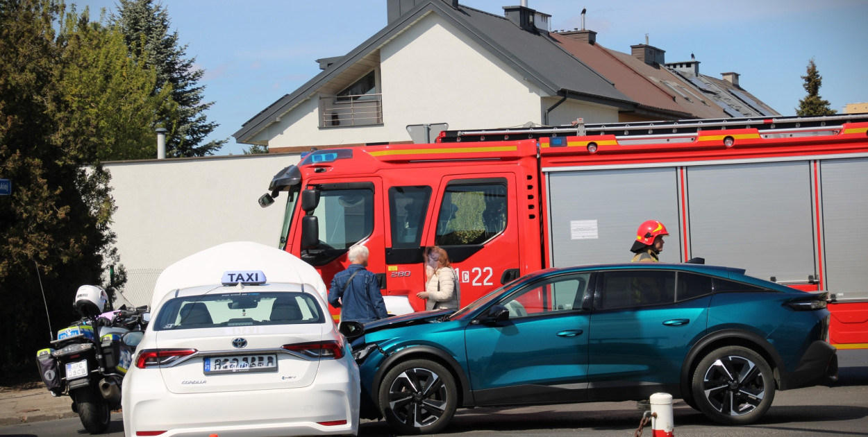 Zderzenie dwóch aut na Zbiegniewskiej