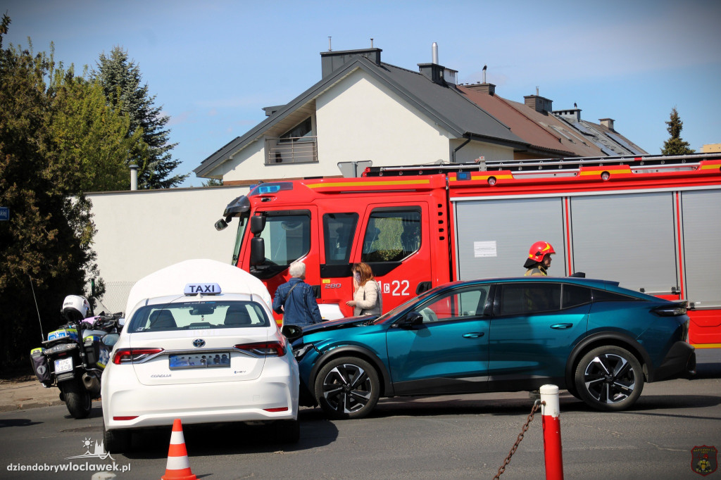 Zderzenie dwóch aut na Zbiegniewskiej