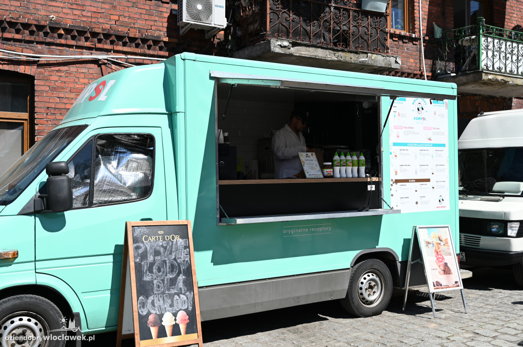 Festiwal 3 Maja we Włocławku. Stoiska i food trucki na ul. Zamczej
