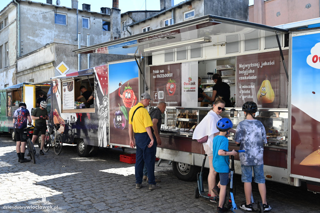 Festiwal 3 Maja we Włocławku. Stoiska i food trucki na ul. Zamczej