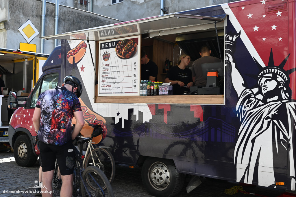 Festiwal 3 Maja we Włocławku. Stoiska i food trucki na ul. Zamczej