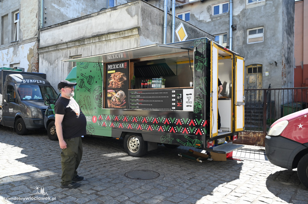Festiwal 3 Maja we Włocławku. Stoiska i food trucki na ul. Zamczej