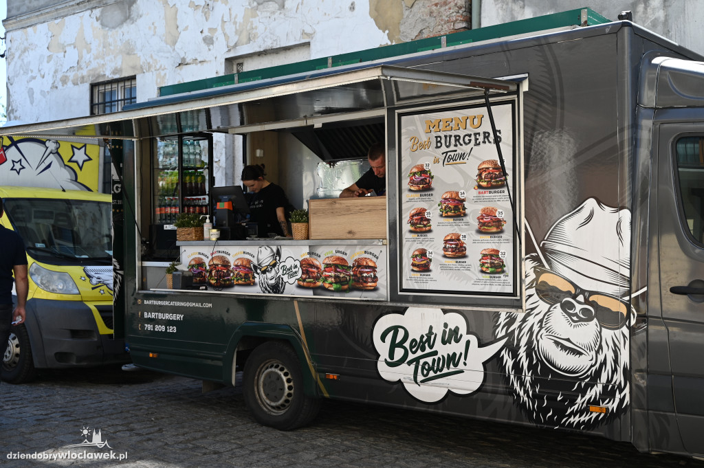 Festiwal 3 Maja we Włocławku. Stoiska i food trucki na ul. Zamczej