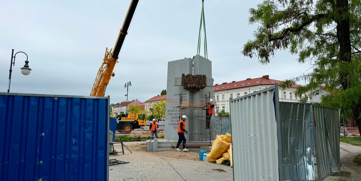 Montaż pomnika Ofiar Zbrodni Katyńskiej