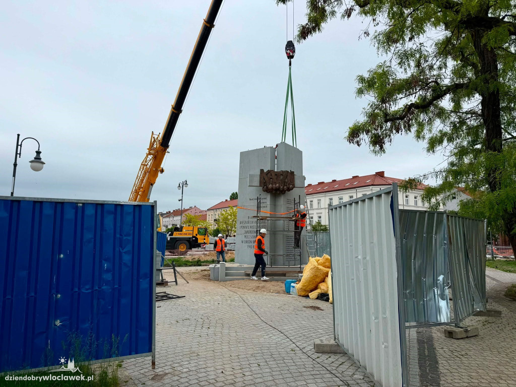 Montaż pomnika Ofiar Zbrodni Katyńskiej
