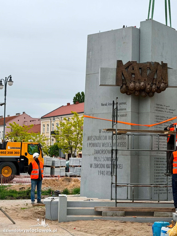 Montaż pomnika Ofiar Zbrodni Katyńskiej