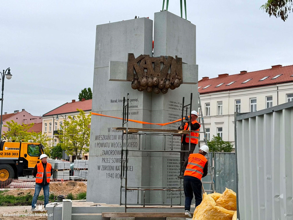 Montaż pomnika Ofiar Zbrodni Katyńskiej