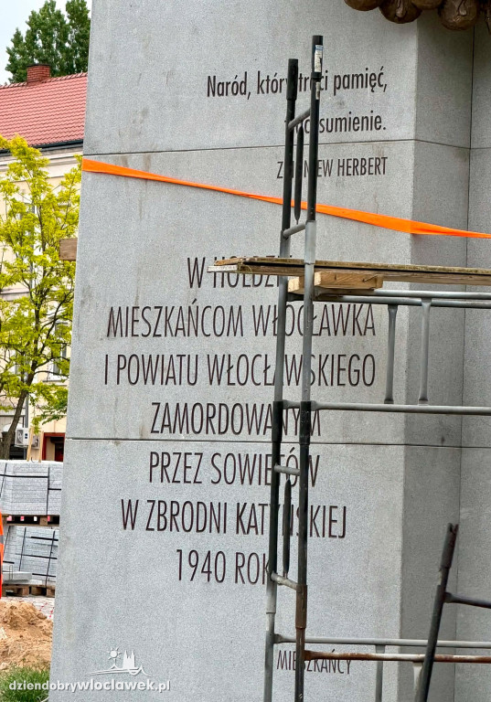 Montaż pomnika Ofiar Zbrodni Katyńskiej
