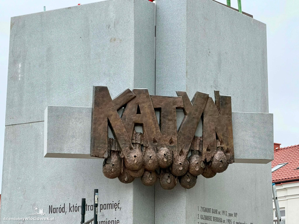 Montaż pomnika Ofiar Zbrodni Katyńskiej