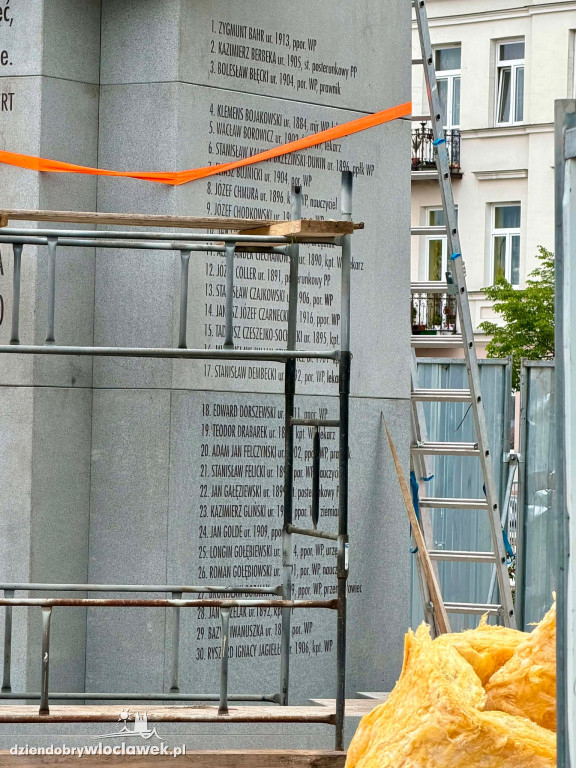 Montaż pomnika Ofiar Zbrodni Katyńskiej