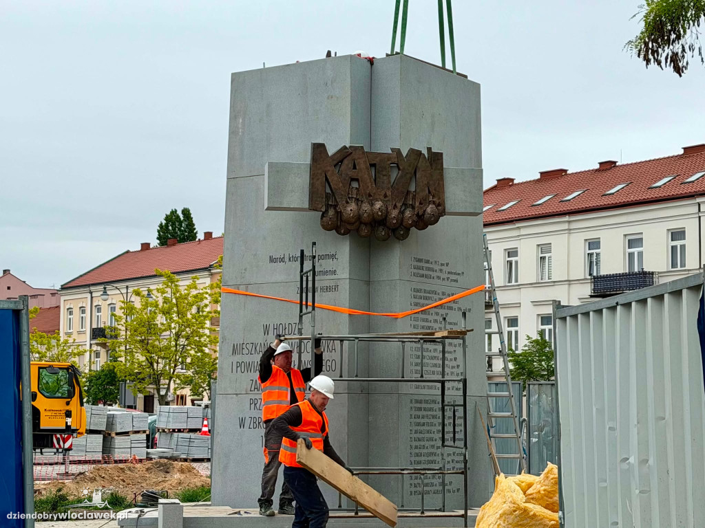 Montaż pomnika Ofiar Zbrodni Katyńskiej