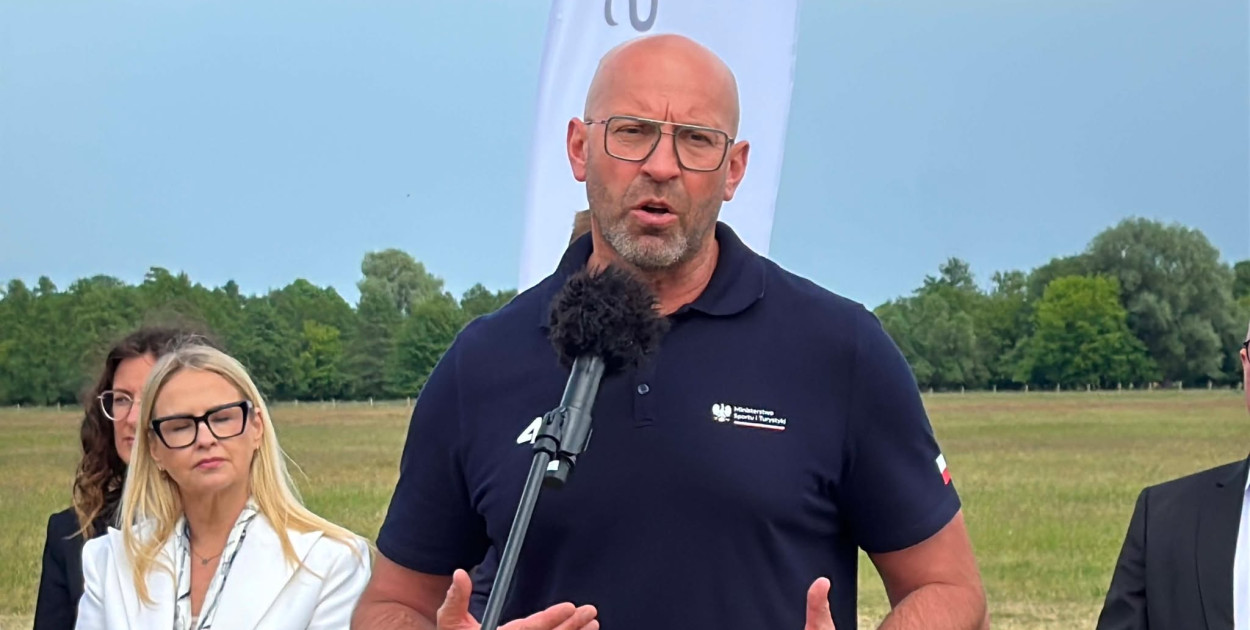 Minister sportu na lotnisku w Kruszynie